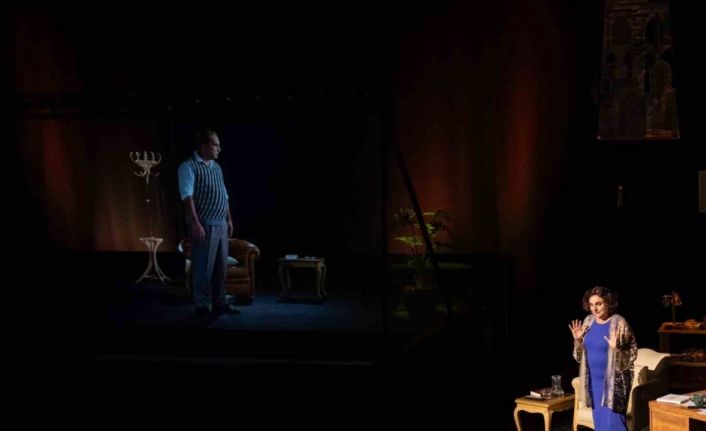 Dünyada ilk kez hologram teknolojisinin kullanıldığı tiyatro oyunu Bursalı  sanatseverlerle buluştu