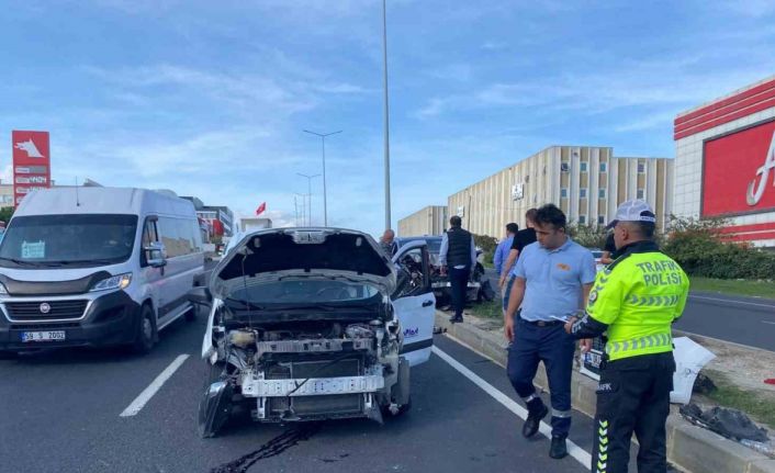El freni çekilmeyen otomobil yola çıktı, kazada iki otomobil hurdaya döndü
