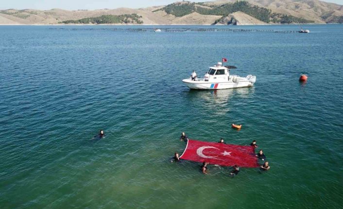 Elazığ’da itfaiye ve EKUT ekibine su altı arama kurtarma eğitimi verildi