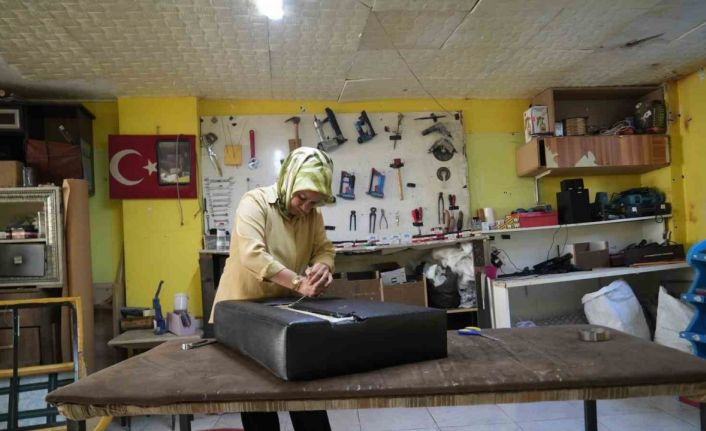 Eşi vefat edince işi devralan Elvide Usta 3 yıldır döşemecilik yapıyor