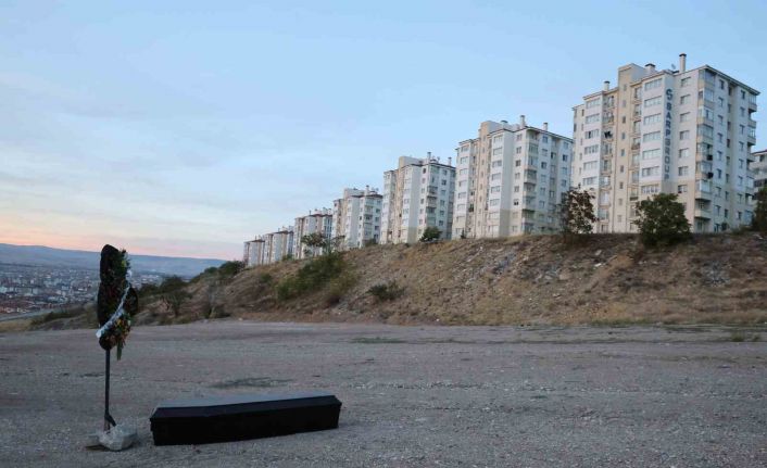 Eskişehir’de arazinin ortasına bırakılan tabut ve çelenk görenleri tedirgin etti