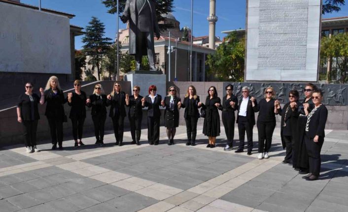 Eskişehirli kadın muhtarlar bir araya gelerek "Kadına ve çocuğa şiddete hayır" dedi