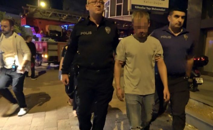 Evini yakıp dumandan etkilendi, sokağa dökülen apartman sakinleri ‘oksijen vermeyin’ diye tepki gösterdi