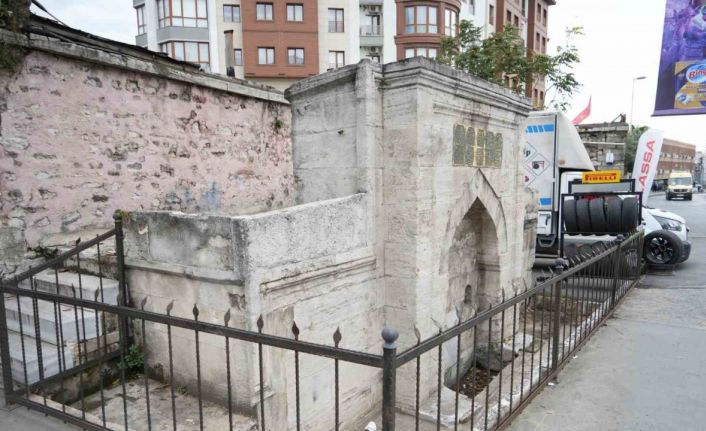 Eyüpsultan’da oto lastik dükkanı olarak kullanılan 400 yıllık yapı havadan görüntülendi