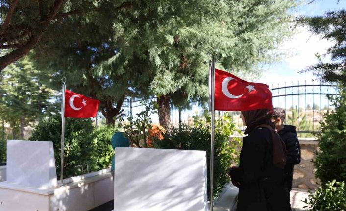 FETÖ elebaşı Gülen’in ölüm haberinin ardından 15 Temmuz şehidinin kabri ziyaret ediliyor