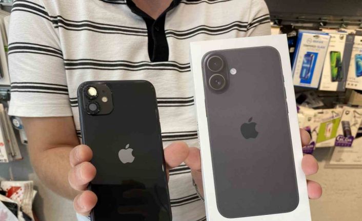 Görünüş olarak birbirinin aynısı olan yeni telefonları artık satıcılar bile zor ayırt ediyor