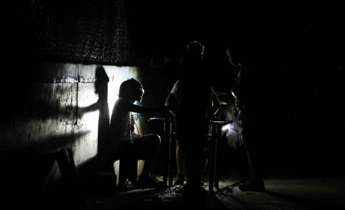 Günlerdir karanlığa gömülen Küba’yı bu kez tropik fırtına vurdu