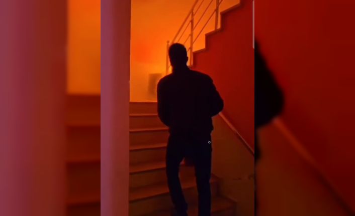 Gürültüyle yanan çamaşır kurutma makinesini, sahibi binanın dışına zor attı