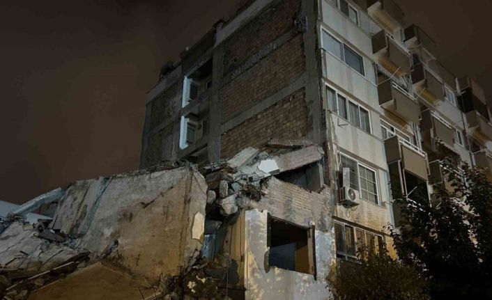 Hasarlı binanın yıkımı esnasında üzerine duvar devrilen başka bir bina zarar gördü