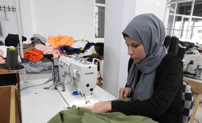 İhtiyaç sahibi kadınlar ve yetim anneleri dikiş atölyesinde meslek öğreniyor