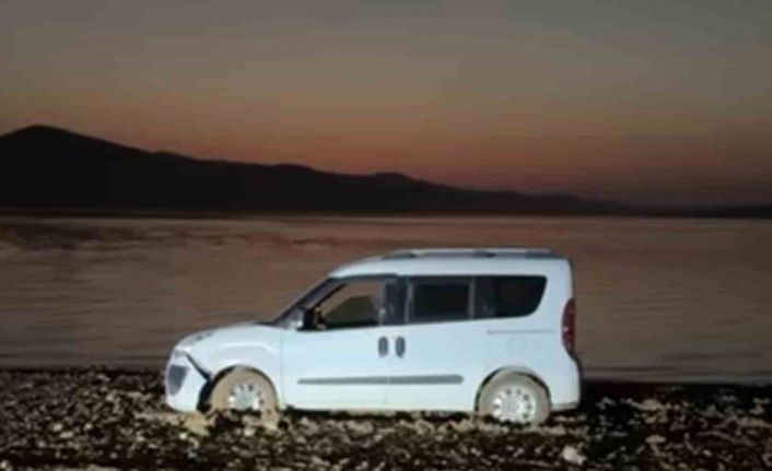 Ilısu Baraj Gölü kıyısında mahsur kalan Suriyeli aile kepçe yardımıyla kurtarıldı