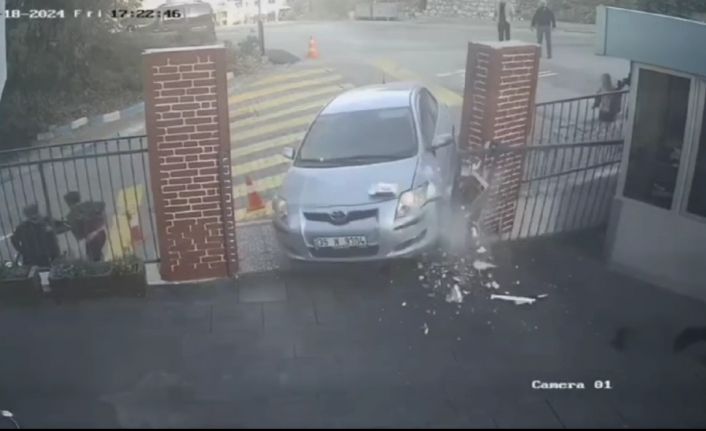 İzmir’de aynı okulda ikinci kaza: Araç okul kapısını kırdı, çocuklar ve veliler son anda kurtuldu