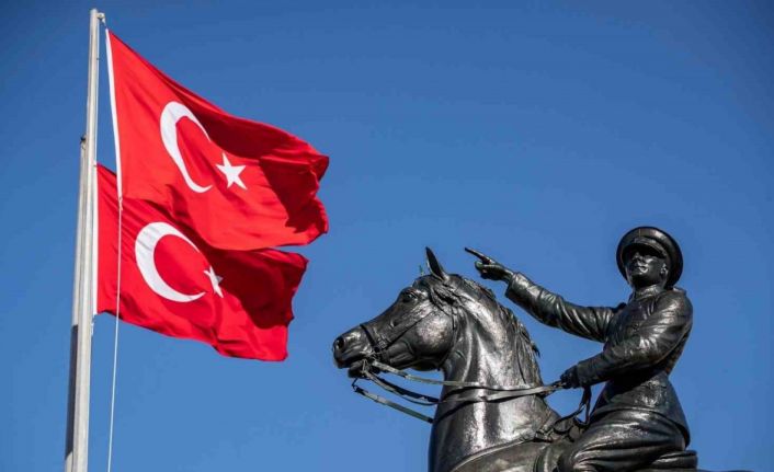 İzmir’de Cumhuriyet Bayramı, dev Türk bayraklı kortej, fener alayı ve törenlerle kutlanacak