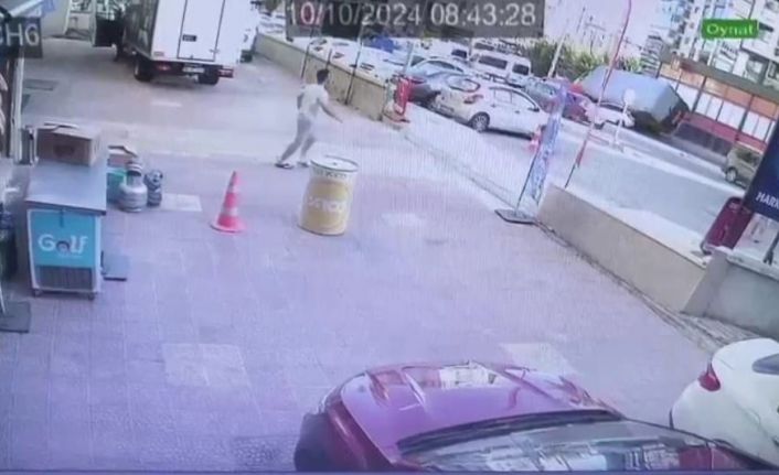 İzmir’de polisten kaçan tır sürücüsü, 2 aracı ezdi; o anlar kamerada