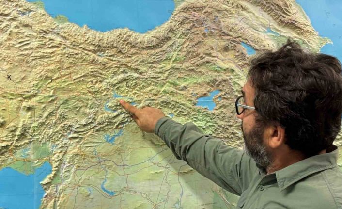 Jeoloji Mühendisi Prof. Dr. Çakır: “Deprem büyük yerleşim yerlerine yakın olsaydı hasarlı binaları yıkabilirdi”