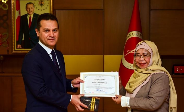 Kastamonu Üniversitesinde Erasmus+ International Staff Week etkinliğine katılan katılımcılara sertifika verildi