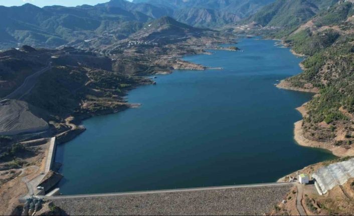 Kıbrıs’ın suyunu karşılayan baraj binlerce dekar tarım arazisine de can suyu oldu
