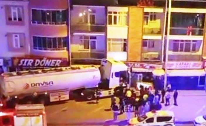 Kontrolden çıkan tanker marketin önünde durabildi: O anlar kamerada