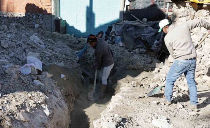 Kütahya’nın Andız Mahallesi’nde deforme olan içme suyu hattı yenileniyor