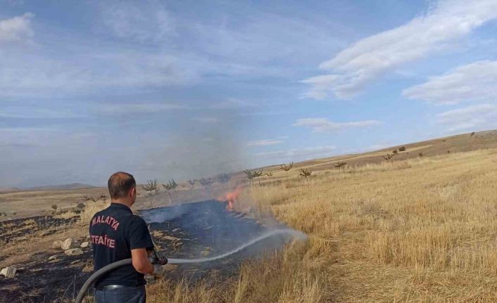 Malatya’da 2 bin 500 dekar alanda etkili olan anız yangını söndürüldü