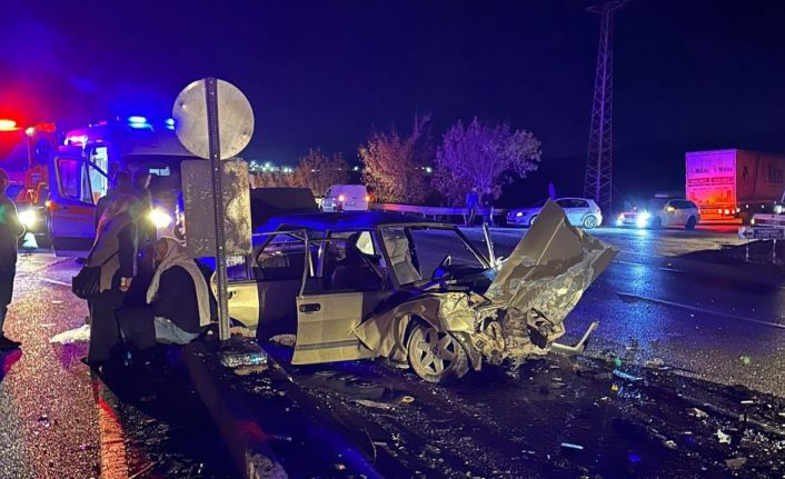 Manisa’da feci kaza... Kavşakta iki otomobil çarpıştı: 2’si ağır 6 yaralı