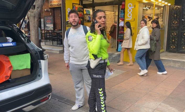 Motosikletli ceza yememek için polisten kaçtı, arkasında oturan şahıs muhabire tehditler savurdu