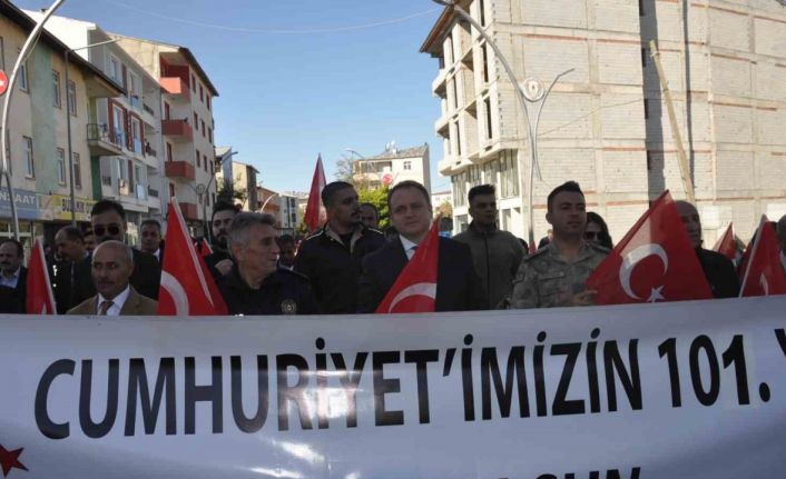 Muş’un Bulanık ilçesinde 200 metre uzunluğundaki Türk bayrağı ile ‘Cumhuriyet yürüyüşü’ yapıldı