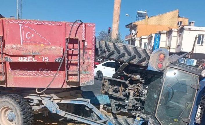 Önündeki minibüse çarpmamak için manevra yapan traktör, iki minibüse çarparak devrildi