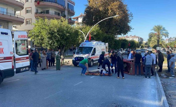 Otomobil, orta refüjdeki yaya geçidini kullanan akülü motosiklete çarptı: 2 yaralı