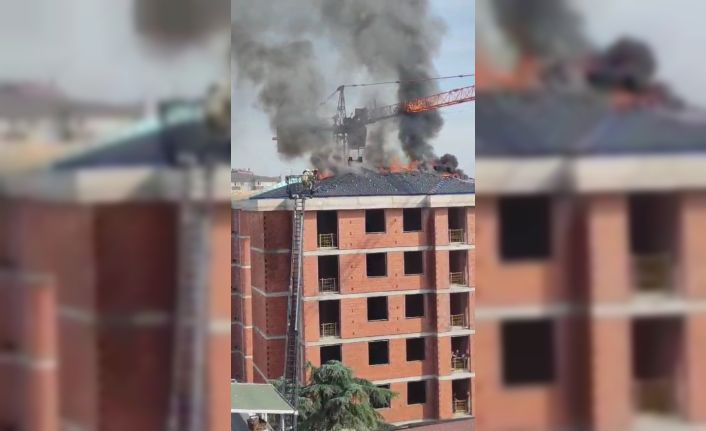 Pendik’te inşaat halindeki bir binanın çatısındaki yangını bir vatandaş hortumla söndürmeye çalıştı