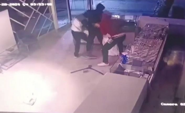 Pendik’te kuyumcudan saniyeler içinde 5 milyonluk altın çaldılar, o anlar kamerada