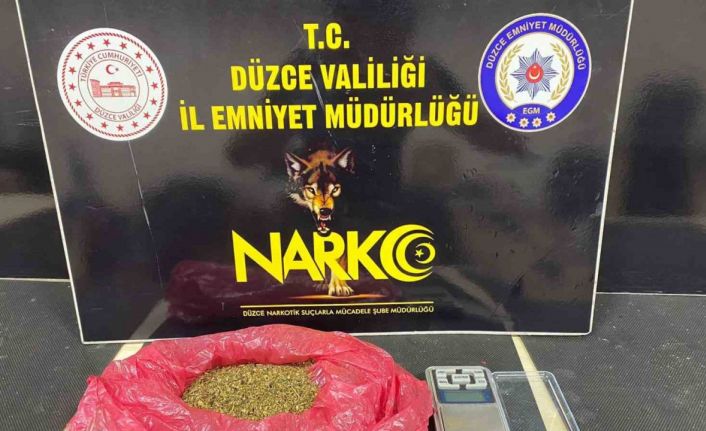 Polis koçbaşı ile kapıyı kırıp girdiği evde narkotik köpeği ile arama yaptı