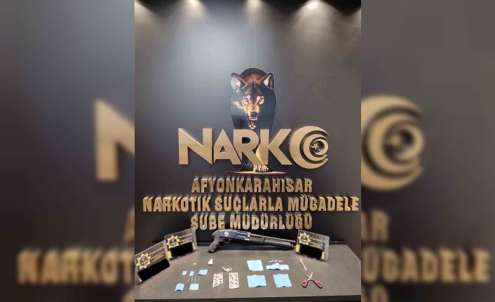 Polisten uyuşturucu baskını: 3 kişi tutuklandı