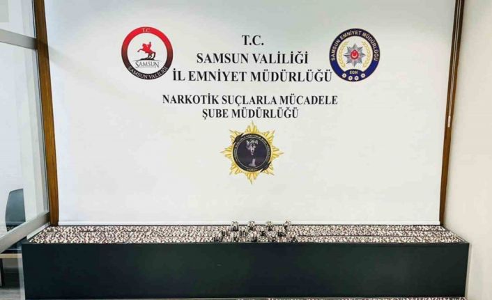 Samsun’da bir araçta 5 bin 530 adet sentetik ecza ele geçirildi