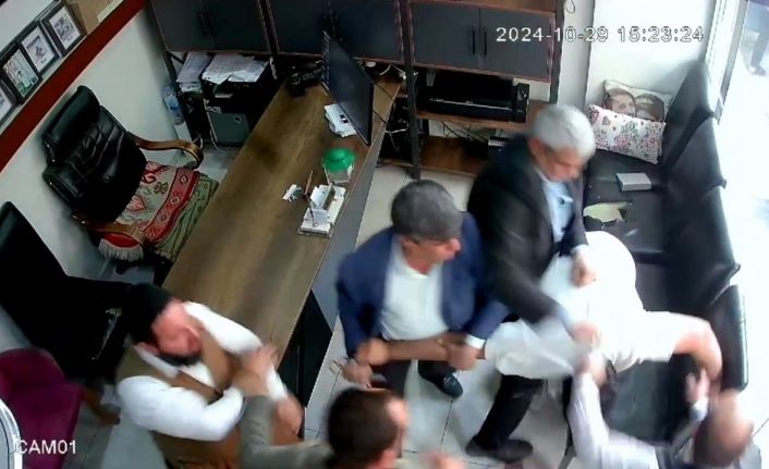 Şanlıurfa’da fotoğrafçı ile kardeşinin muhtar ve yakınları tarafından darp edildiği anlar kamerada
