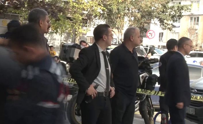 Savcı Yavuz Engin, "Benimle fotoğraf çektir" diyerek tehdit eden çete üyesi ile böyle fotoğraf çektirdi