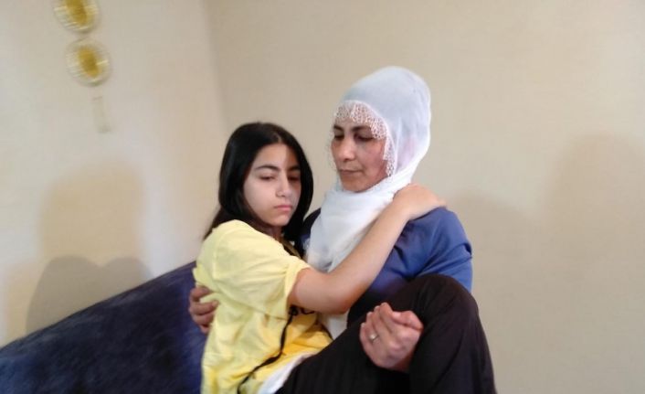 Sultangazi’de 5.5 yıl önce boynuna saplanan makasla felç kalan kızdan yardım çığlığı