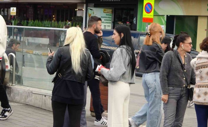 Taksim’de Türk bayrağını kullanarak duygu sömürüsü ile vatandaşlardan para alan 3 kadına para cezası