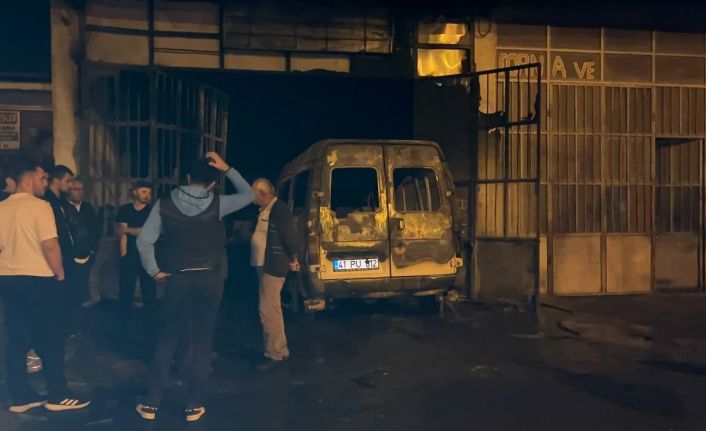 Tamir için bırakılan minibüs, bir anda alev alev yanarak dükkana girdi