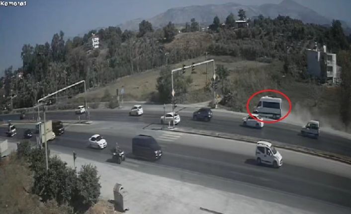 Trafik ışıklarında bekleyen araçları son anda fark etti, şarampole yuvarlanmaktan kıl payı kurtuldu