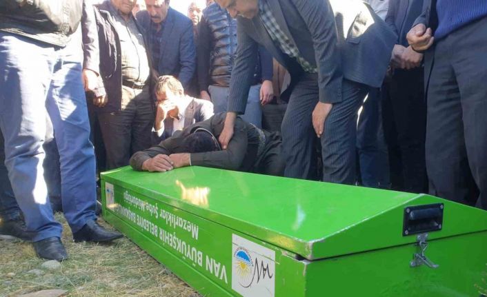 Trafik kazasında hayatını kaybeden AK Partili baba ve oğlu yana yana toprağa verildi