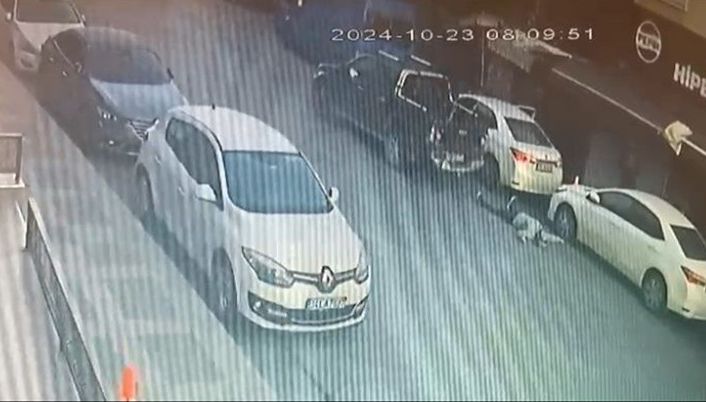 Üsküdar’da polise çekiçli saldırı olayına ilişkin güvenlik kamera görüntüleri ortaya çıktı