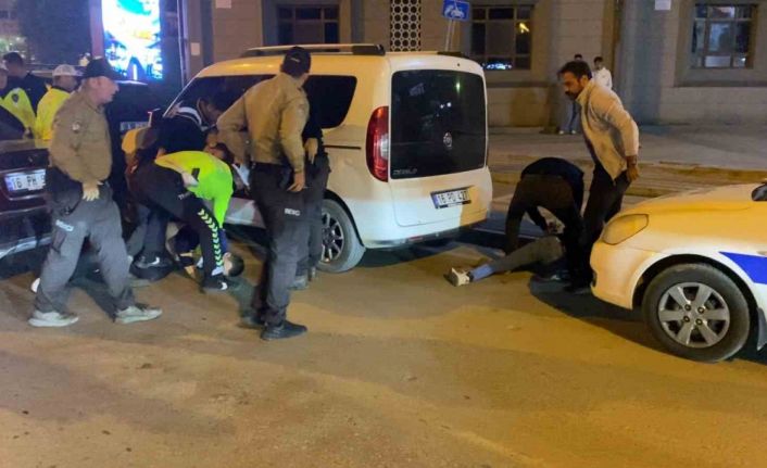 Uygulamadan kaçan alkollü sürücüyü polis havaya ateş açarak yakaladı: O anlar kamerada