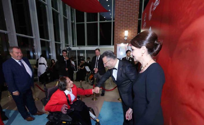 Vali Aksoy ve eşi Cumhuriyet Bayramı dolayısıyla kabul töreni gerçekleştirdi