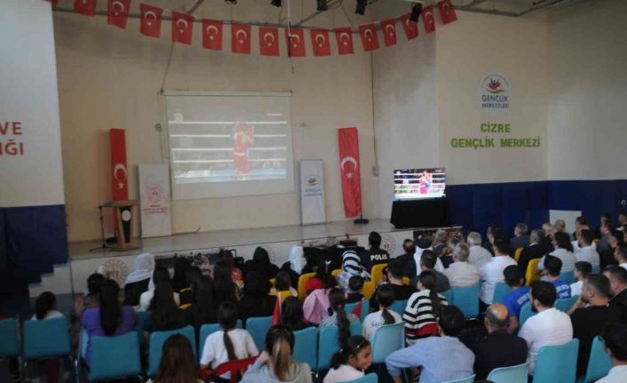 Vali Ekici, milli boksörün maçını Cizre’de vatandaşlarla dev ekranda izledi