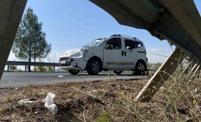 Virajı alamayan hafif ticari araç bariyere çarparak takla attı: 3 yaralı