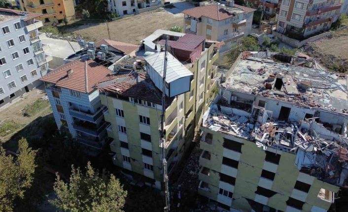 Yılların tutkusu için 40 bin lira harcatarak 5 katlı apartmanın üstüne vinçle konteyner koydurdu