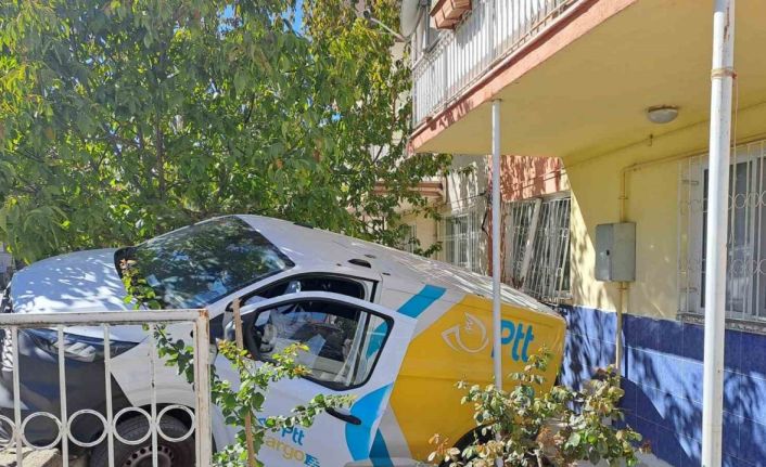 Yokuşta bırakılan PTT kargo aracı geri kayarak 3 araca çarpıp evin bahçesine düştü