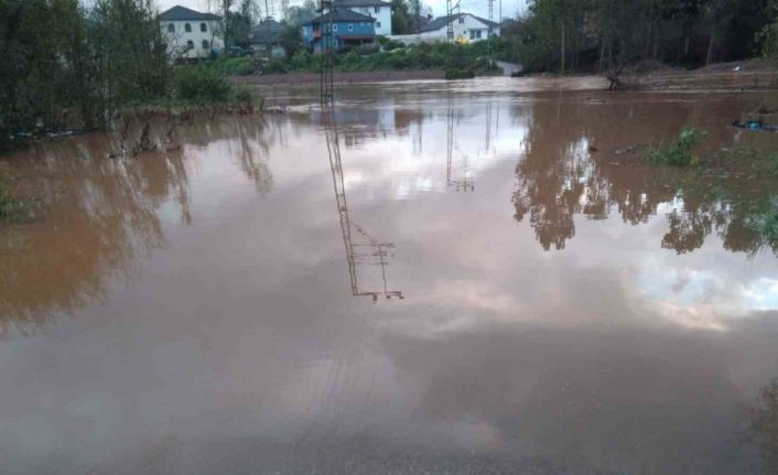 Yüksek kesimlerde kar, iç kesimlerde ise yağmur hayatı olumsuz etkiliyor