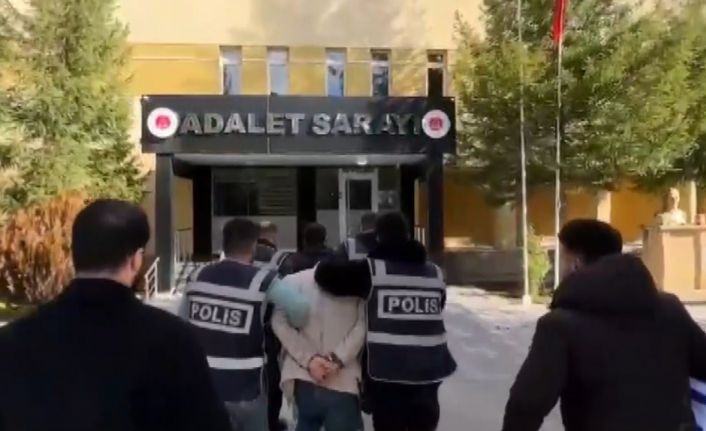 19 ilde 36 vatandaşı dolandıran ve 20 yıl hapis cezası bulunan suç makineleri Bayburt polisi tarafından yakalandı